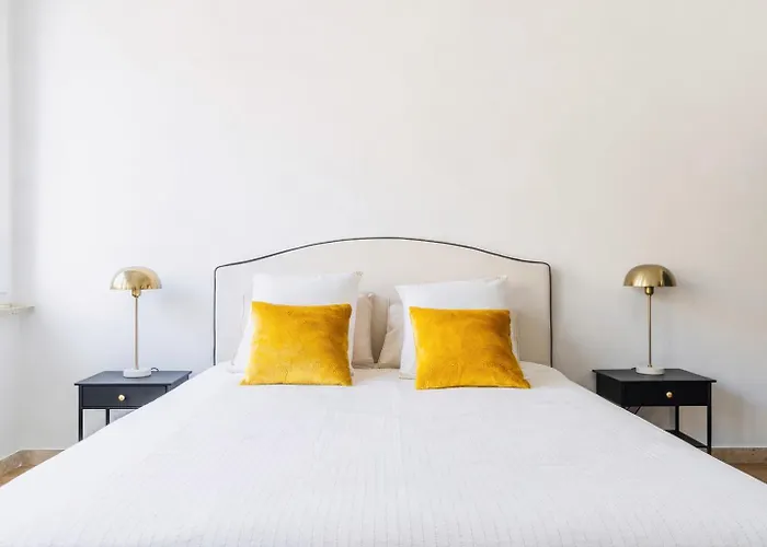 The Novels בית הארחה