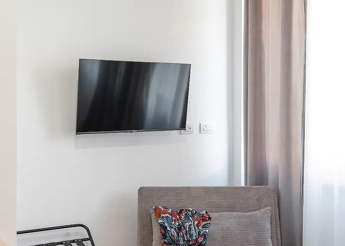 The Novels בית הארחה