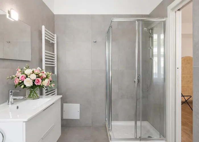 The Novels בית הארחה בארי