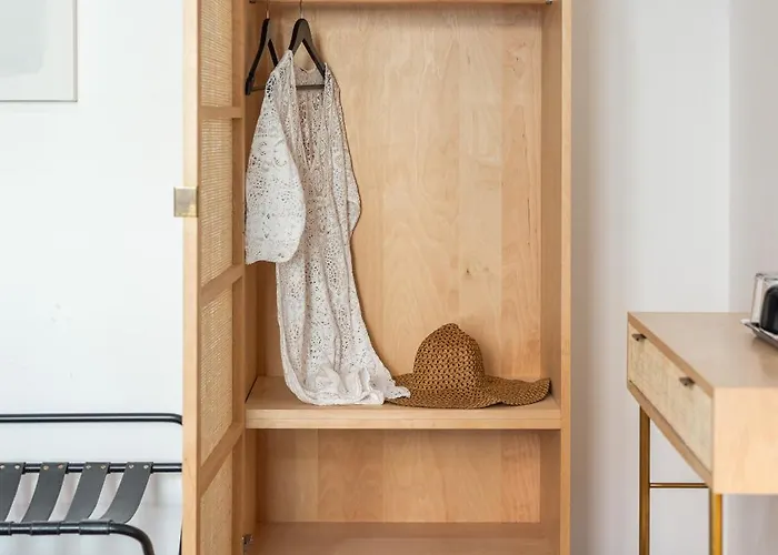 בית הארחה The Novels