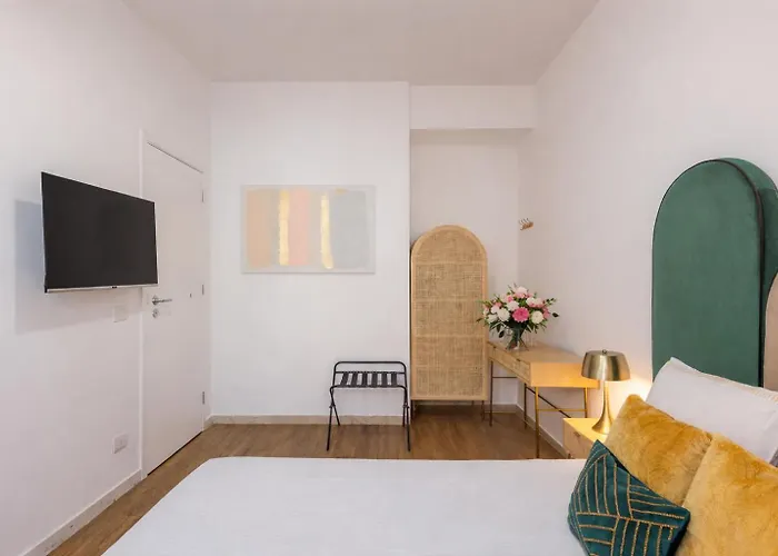 The Novels בית הארחה 3*