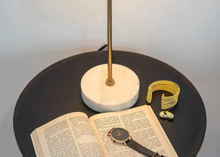 בית הארחה The Novels