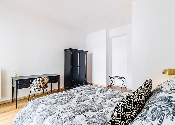 The Novels בית הארחה